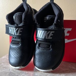 Nike toddler boy sneakers Team Hustle Size 10c